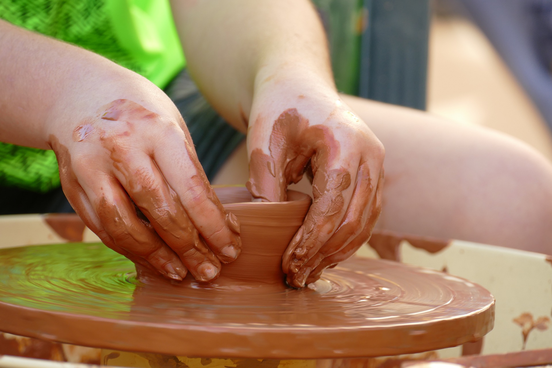 Atelier de poterie pendant les stages de jeûne et randonnées 